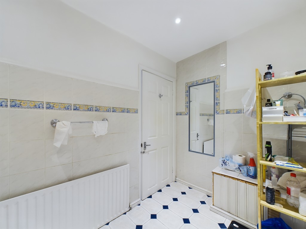 1 bed flat for sale in West Grove, London  - Property Image 16