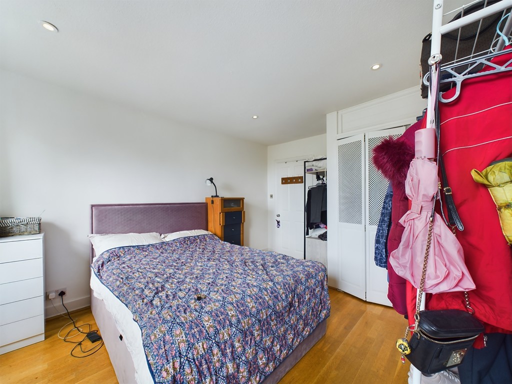 1 bed flat for sale in West Grove, London  - Property Image 20