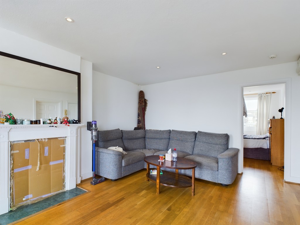 1 bed flat for sale in West Grove, London 3
