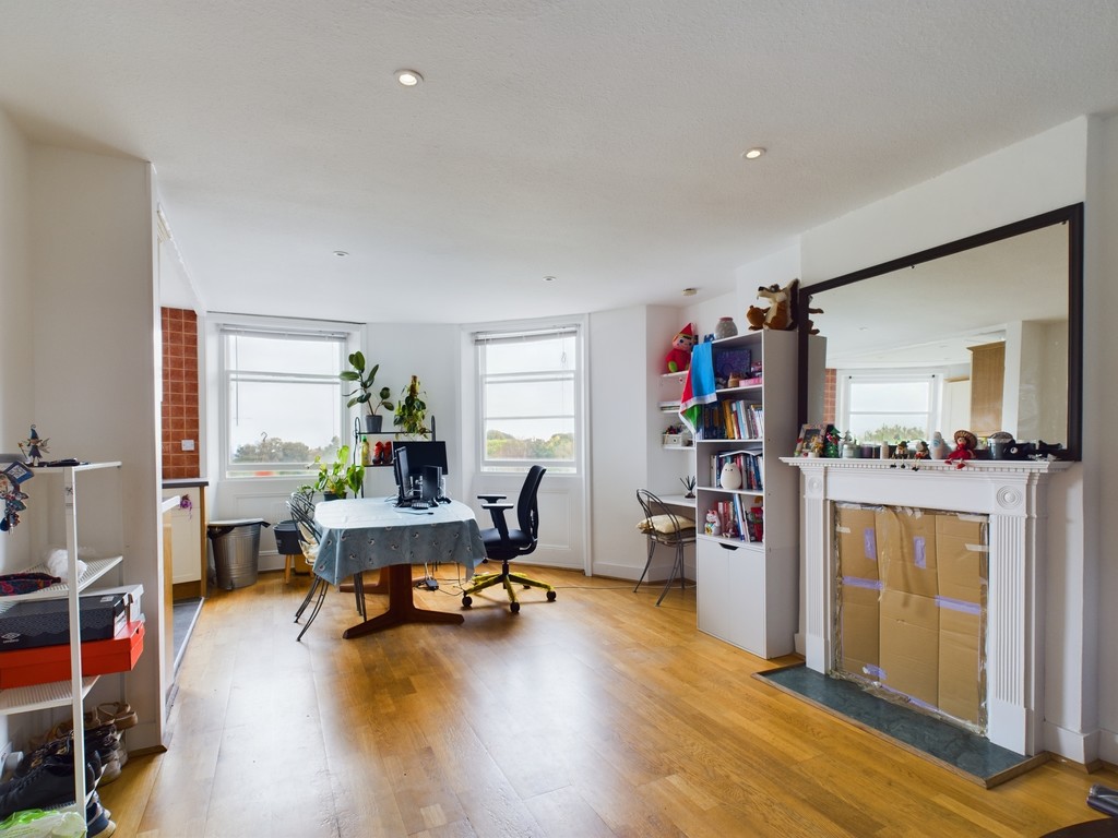 1 bed flat for sale in West Grove, London 5