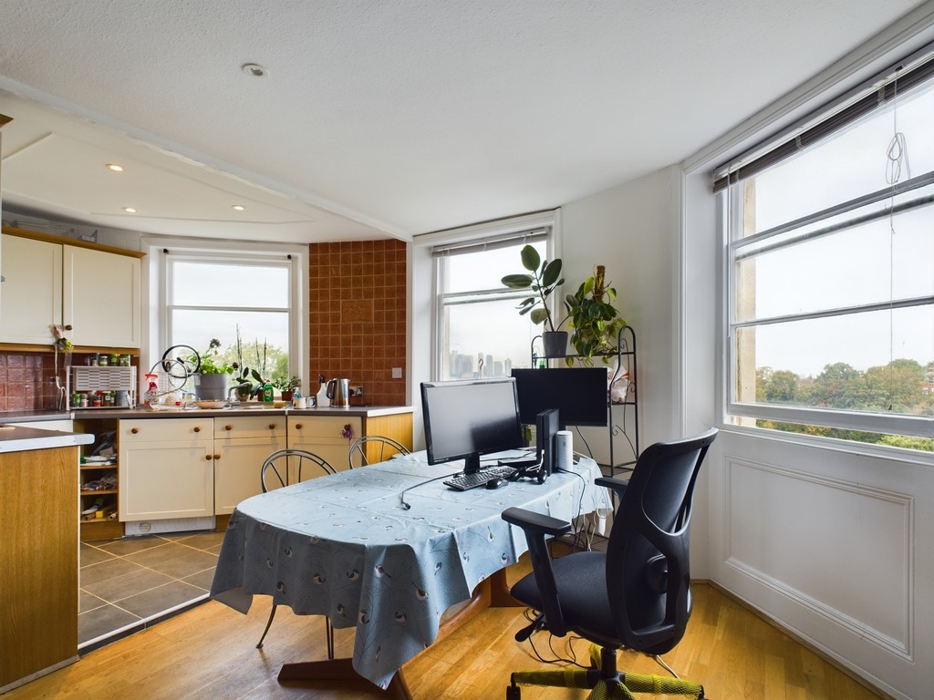1 bed flat for sale in West Grove, London  - Property Image 10