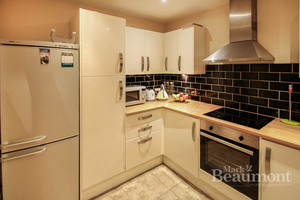 3 bed apartment to rent in Highfield Close, London 6