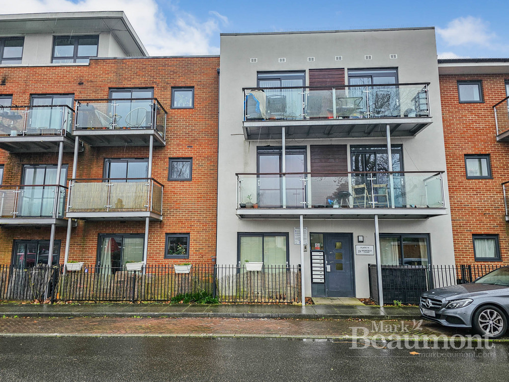 3 bed apartment to rent in Highfield Close, London 0