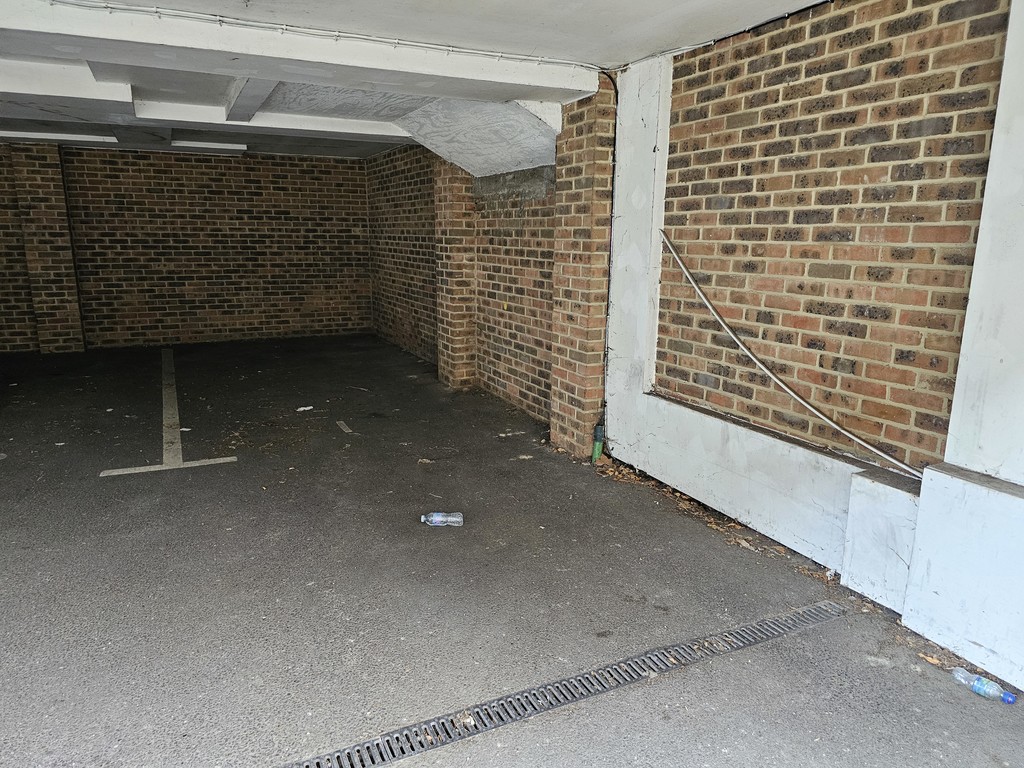 Garages to rent in Limes Grove, London 2