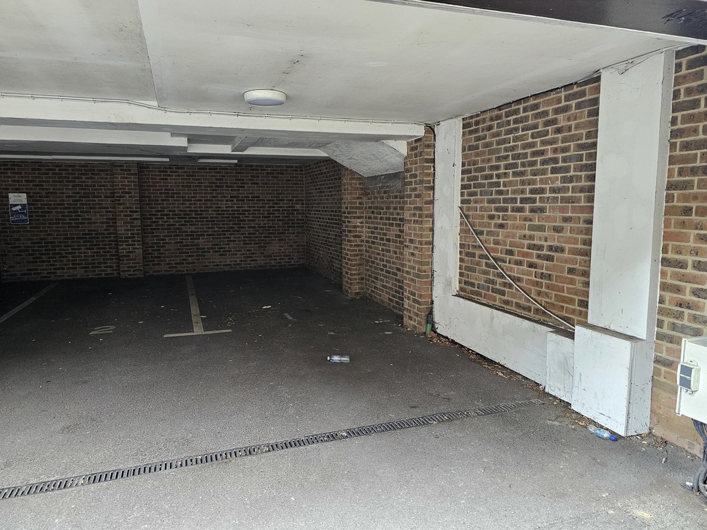 Garages to rent in Limes Grove, London 3