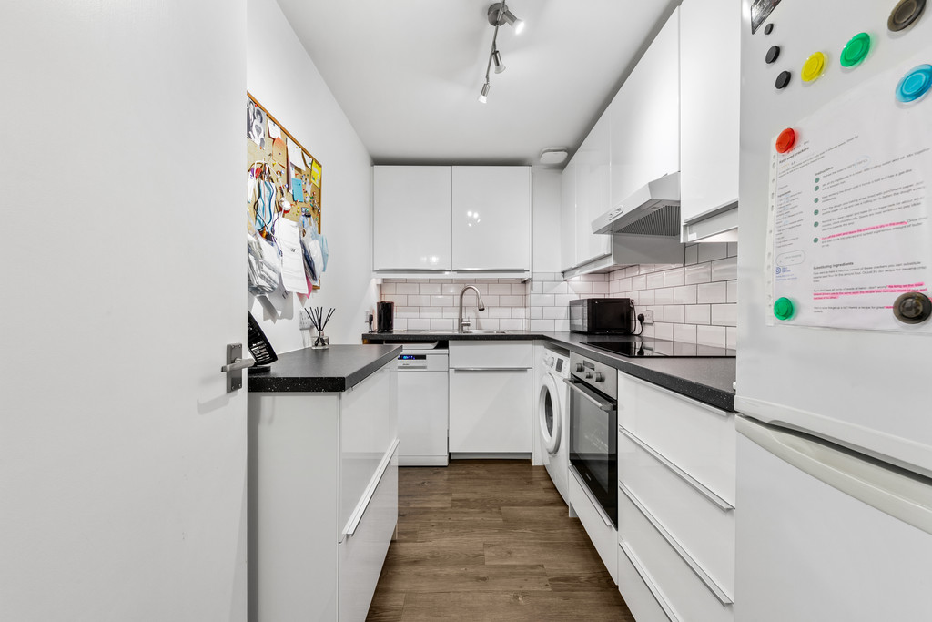 1 bed apartment for sale in Malyons Road, London 11