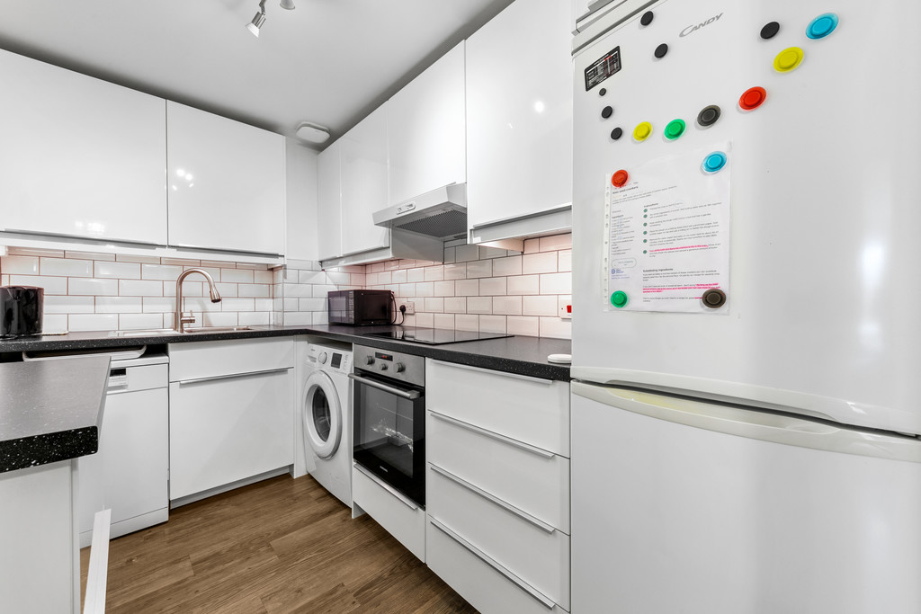 Introducing this exceptional purpose built flat offering a long lease in the esteemed Ladywell Village area. This flat is really well presented and is ready to move into  There is one bedroom, one bathroom, a generous living room and a separate kitchen. You will enjoy will enjoy the convenience of residents parking and a green communal garden.  The flat is super close to Ladywell Village and station, shops and cafes.