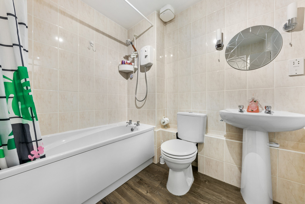 1 bed apartment for sale in Malyons Road, London 15