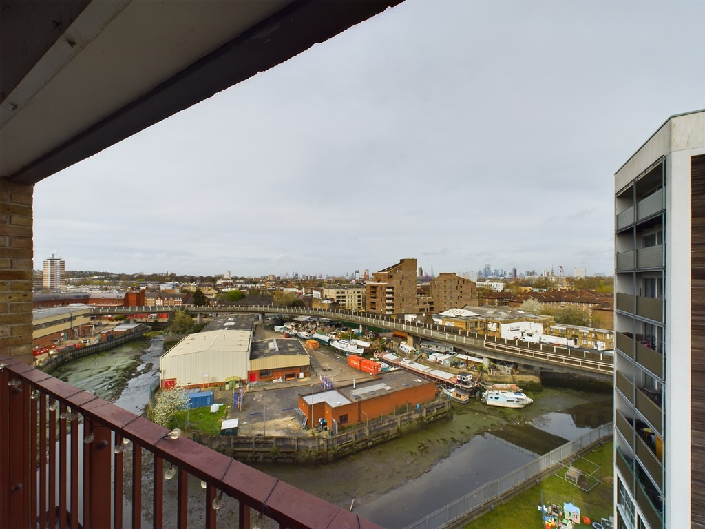 2 bed apartment for sale in Greenwich High Road, London 9