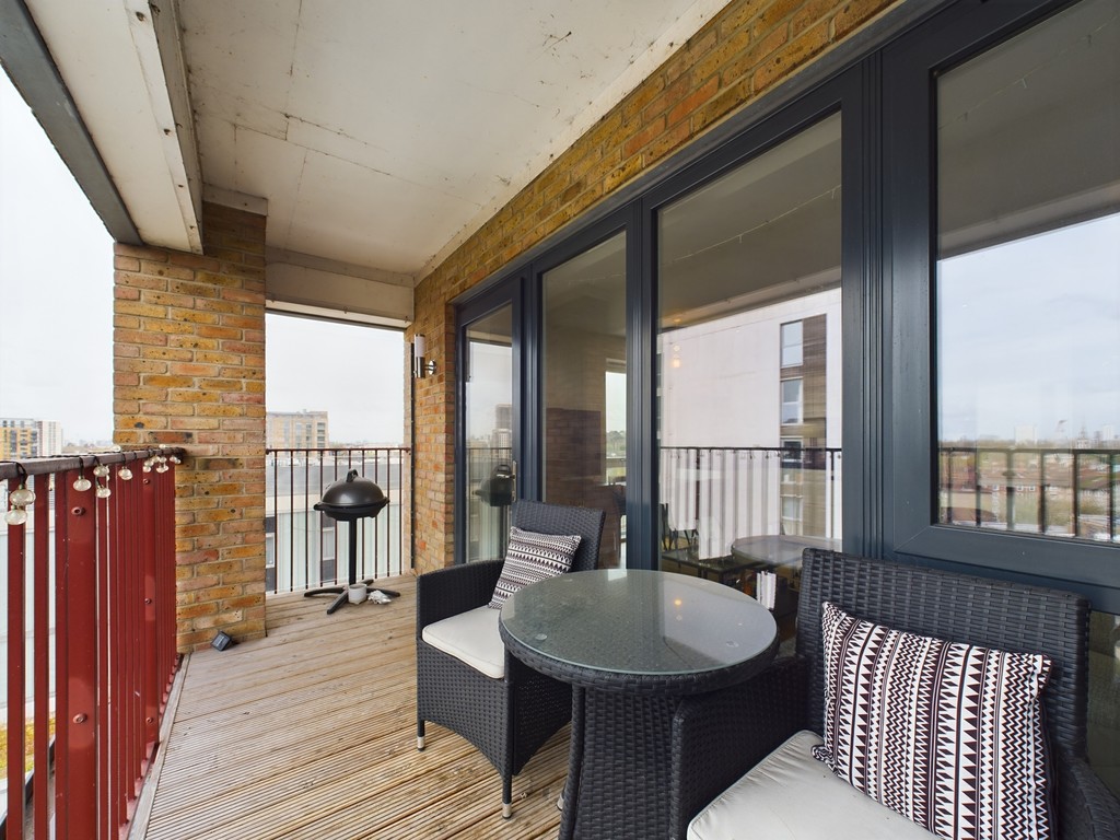 2 bed apartment for sale in Greenwich High Road, London 3