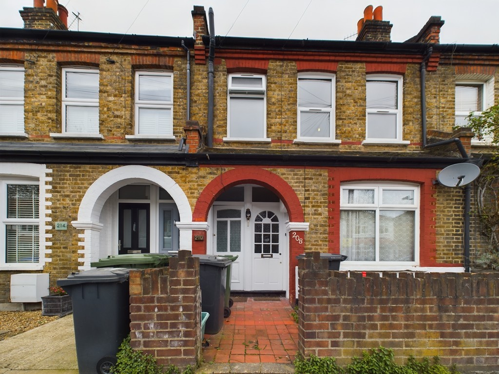 Two bedroom first floor flat. Share of freehold. Sought after Ladywell Area. Well located for access to Hilly Fields, Ladywell Fields and various local gastro pub, cafes and eateries. #AskBeaumont