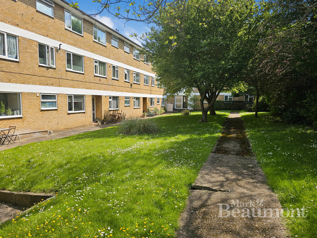 2 bed maisonette for sale in Beacon Road, London 1