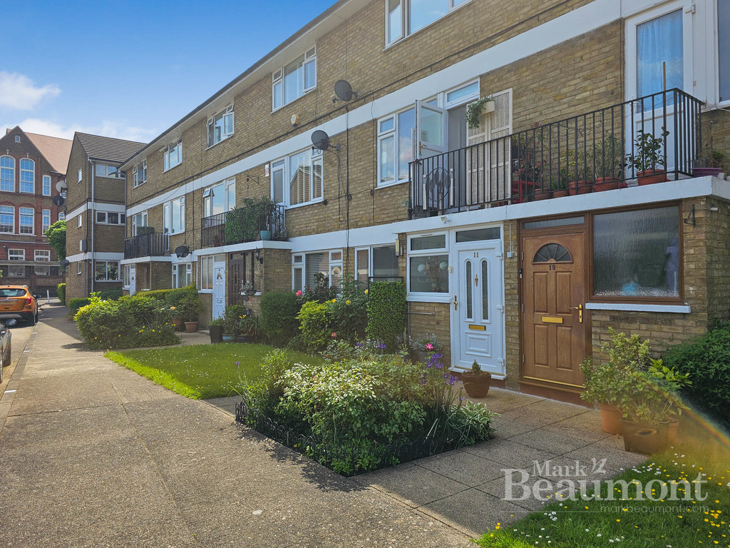 2 bed maisonette for sale in Beacon Road, London 2