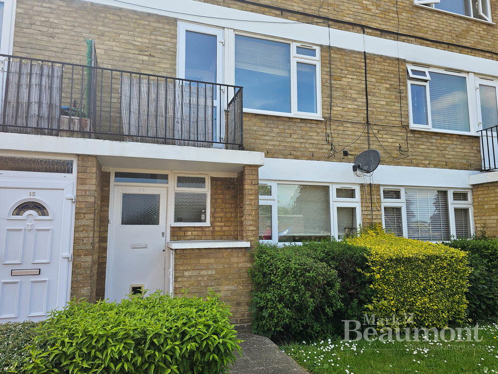 2 bed maisonette for sale in Beacon Road, London 4