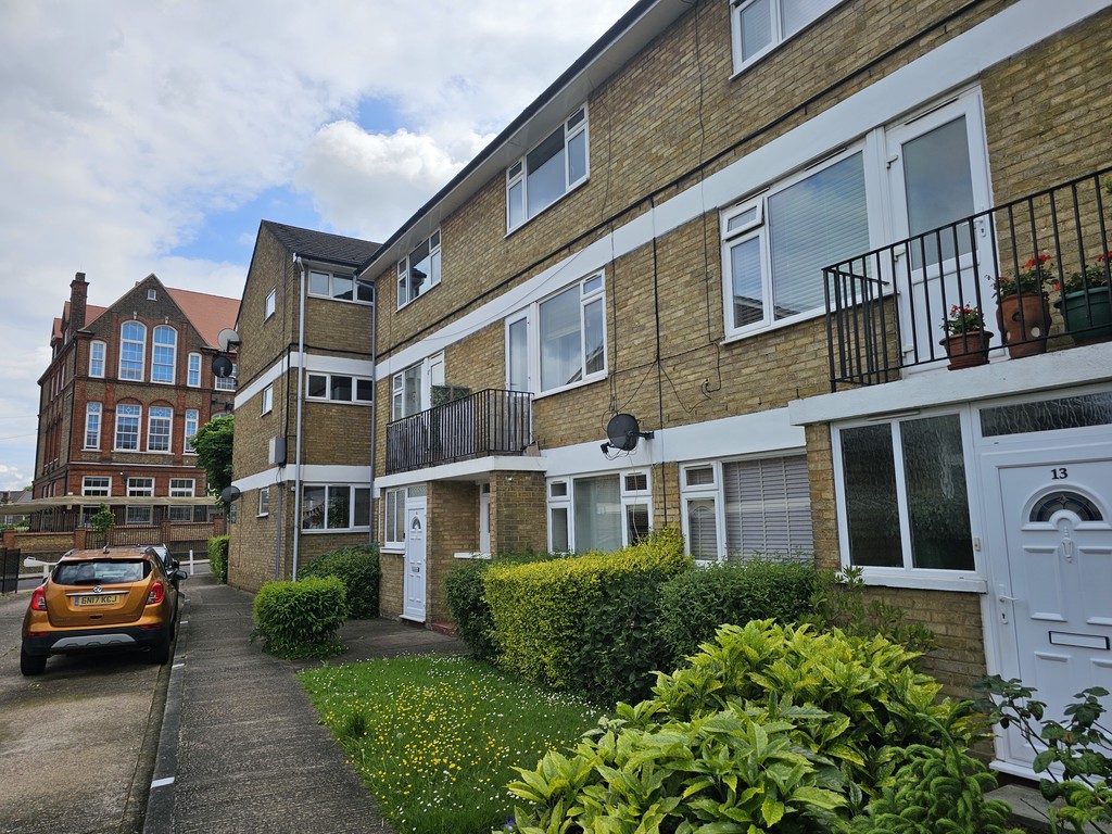 Share of Freehold maisonette. House like accommodation split over three levels. Own private entrance, big living space, balcony, garage and shared gardens. 0.15 Miles to Hither Green Station. Cafes at the end of the road and parks to choose from. No chain. AskBeaumont