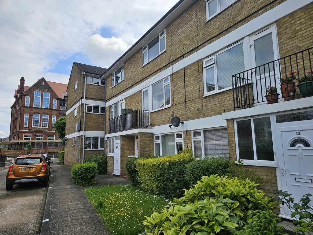 2 bed maisonette for sale in Beacon Road, London  - Property Image 1