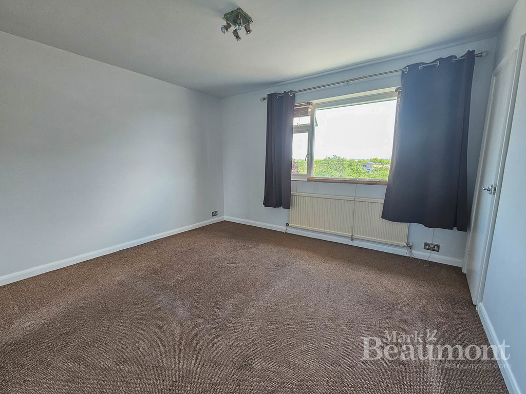 2 bed maisonette for sale in Beacon Road, London 3