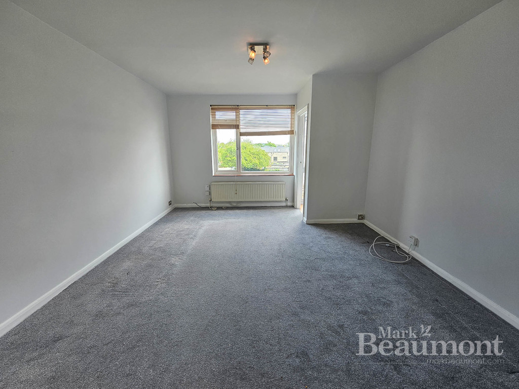 2 bed maisonette for sale in Beacon Road, London 8