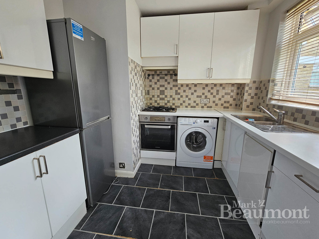 2 bed maisonette for sale in Beacon Road, London 11