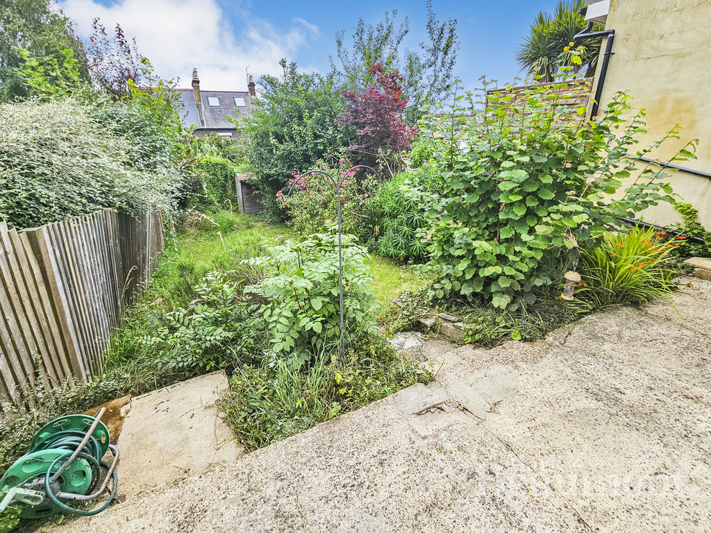 3 bed terraced house to rent in Embleton Road, Ladywell 3