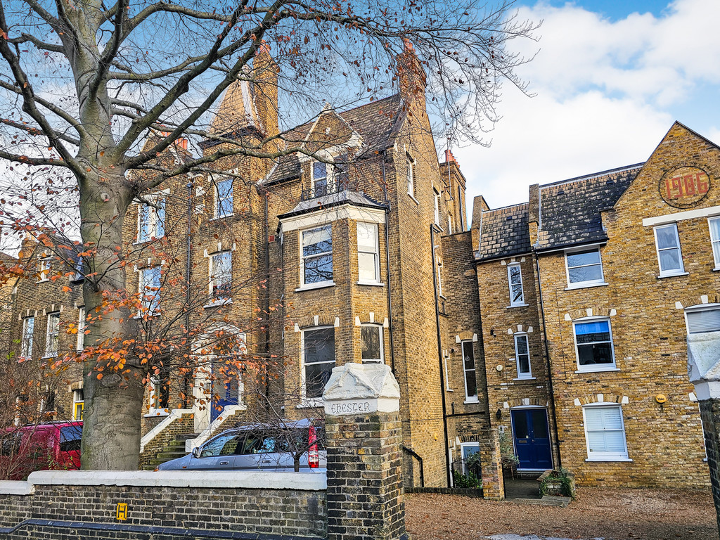 Top floor Victorian conversion flat in the prestigious Brockley Conservation area. Two decent sized bedrooms, a spacious kitchen awaiting your personal touch, a modern bathroom, and a charming dual aspect living room. Communal garden, parking. Chain free.  St Johns and Brockley stations just a short stroll away.  630 sq ft, ready-to-move-into flat. Share of freehold
#AskBeaumont