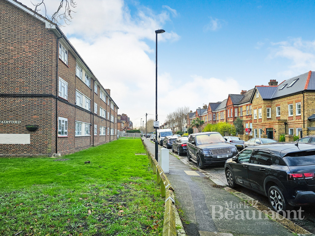 Available to rent is this this 2nd floor purpose-built flat conveniently located just outside the heart of Catford, London! This is a spacious property with a double bedroom, a good-sized living room, a kitchen with oven and hob, and a bathroom with a shower over the bath. Newly decorated with new carpets, this flat is perfect for young professionals looking for a somewhere cosy to live near good access to London.