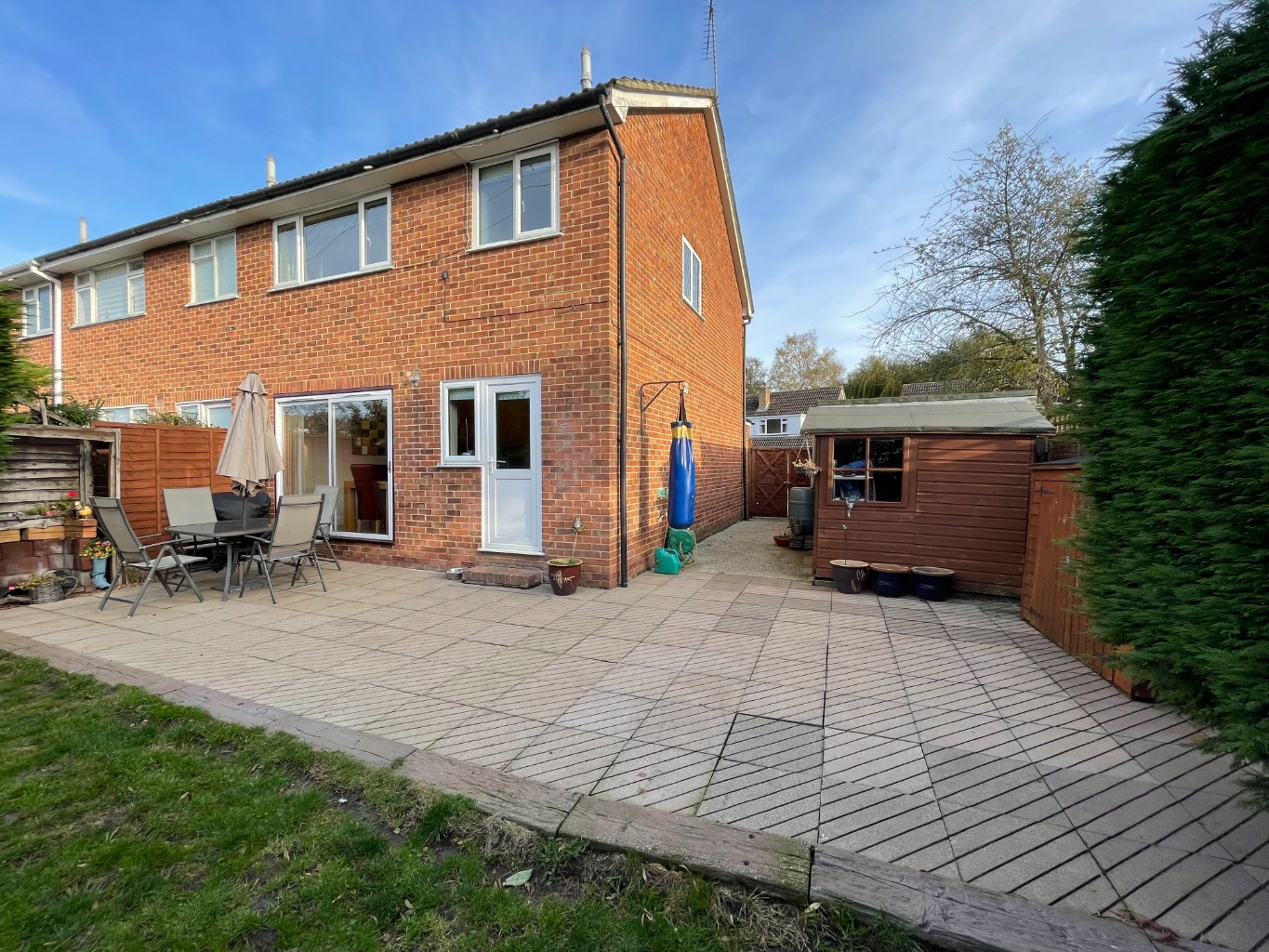 Are you looking for a three bedroom home with HUGE POTENTIAL TO EXTEND? This could be the house for you! Check out my promo video which shows you the opportunity available, rarely seen in Woodley.