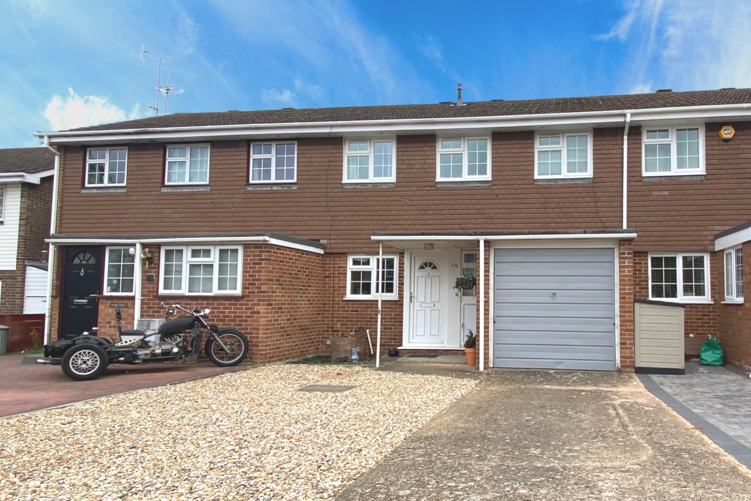 ** Check out our property video ** Marketed by Neil Fenning - A great family home in a great location, so close to train and motorway links, while being well situated for various amenities and either Wokingham or Reading towns. We can't wait to show you around!