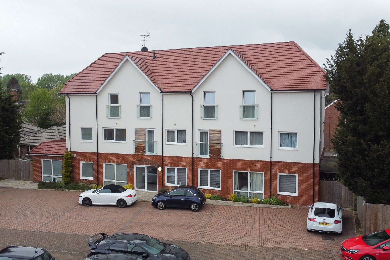 *MARKETED BY CHRIS GRAY*  This luxury top floor apartment is situated just a very short walk of the town centre, and just a few minutes walk of Farnborough mainline station.