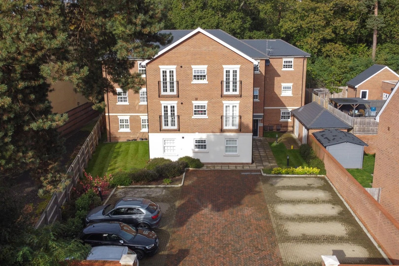 *MARKETED BY CHRIS GRAY* This stunning luxury ground floor, two double bedroom, two bathroom apartment is within just a few minutes walk of Camberley town centre and train station!  There is a large open-plan kitchen/dining/living room and luxury bathroom and en-suite.