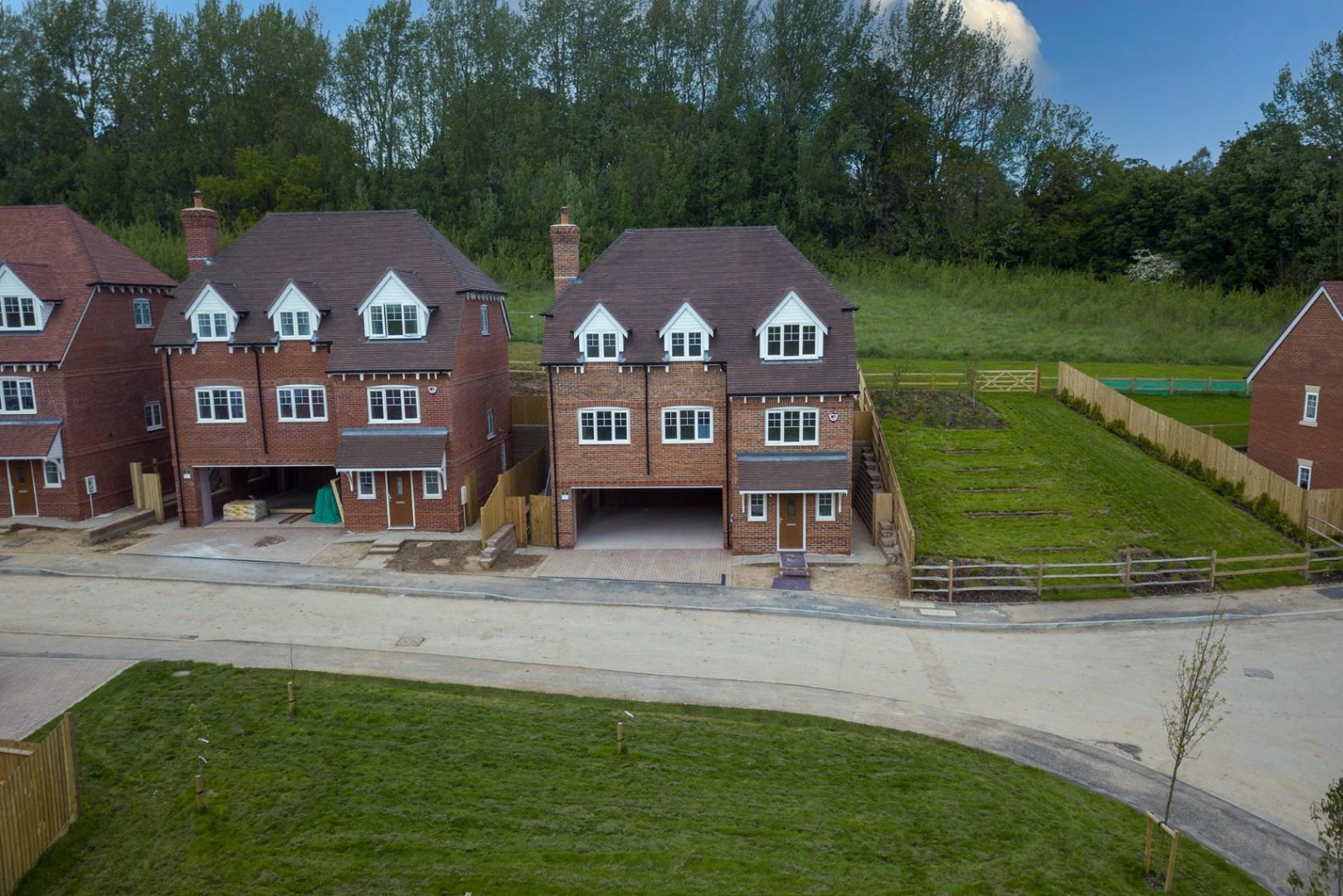 *Marketed by Andy Meade* A stunning 4 bedroom detached house built to Westbuild Homes Sussex Design on the delightful Reed Gardens Development situated in the West Berkshire countryside village of Woolhampton. Contact Andy For a viewing .