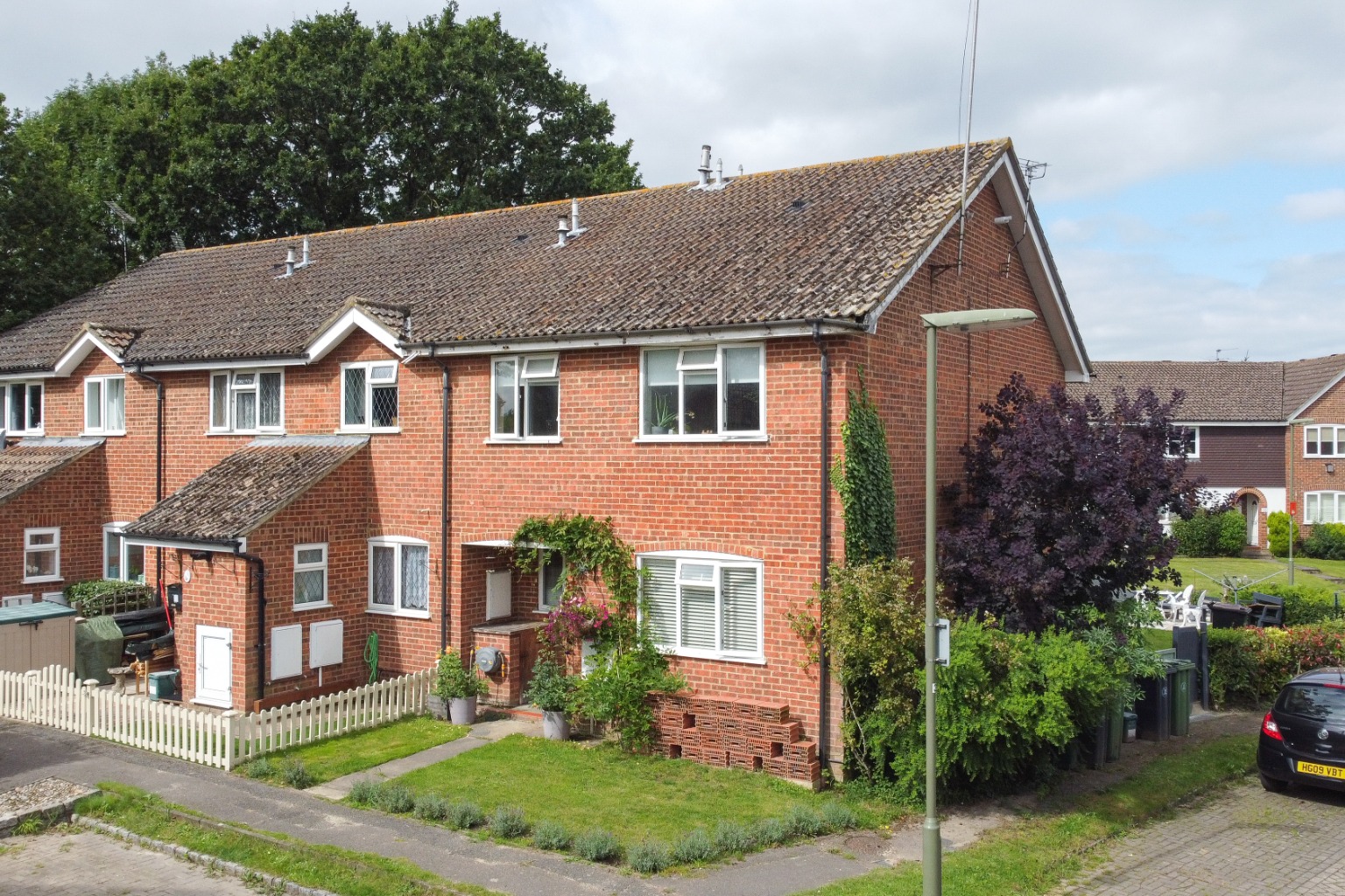 2 bed end of terrace house for sale in Kingcup Drive, Woking, GU24