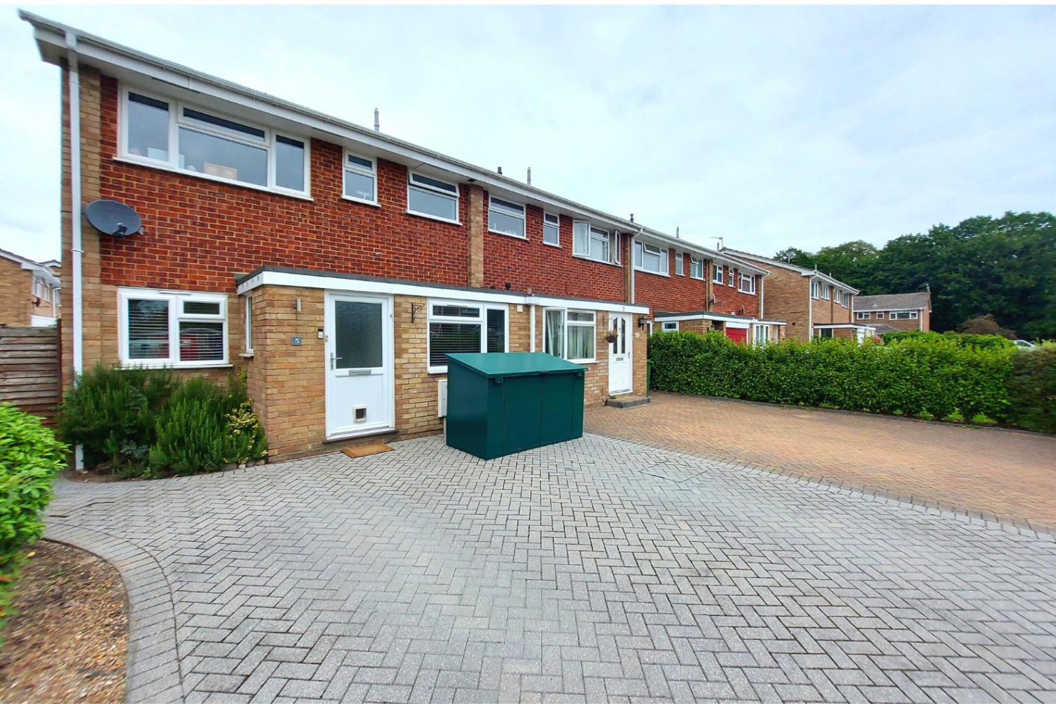 This three bedroom family home offers spacious and generous living accommodation. The property is situated in a cul de sac in the highly sought after Avenue Farm development.  Downstairs offers flexible family living space, coupled with the added bonus of a study and cloakroom.
