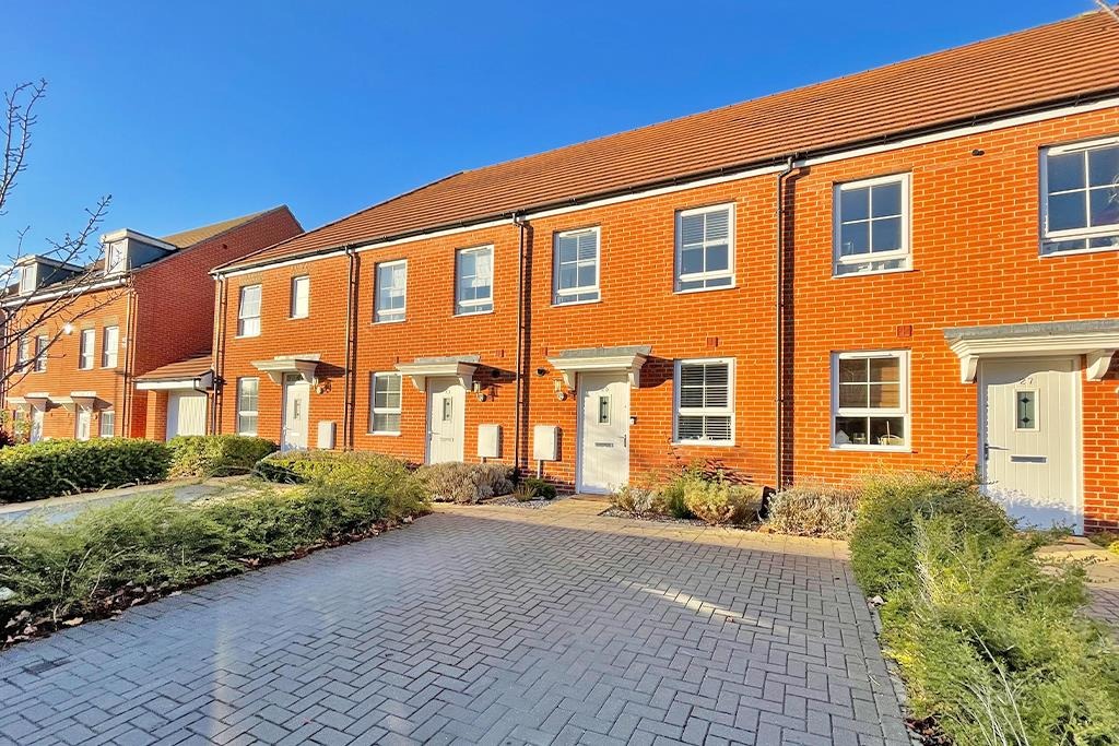 A beautiful two double bedroom house located within the ever popular development of Montague Park. The property is situated within a short drive of the A329 which provides access to the M4, Reading and Bracknell.