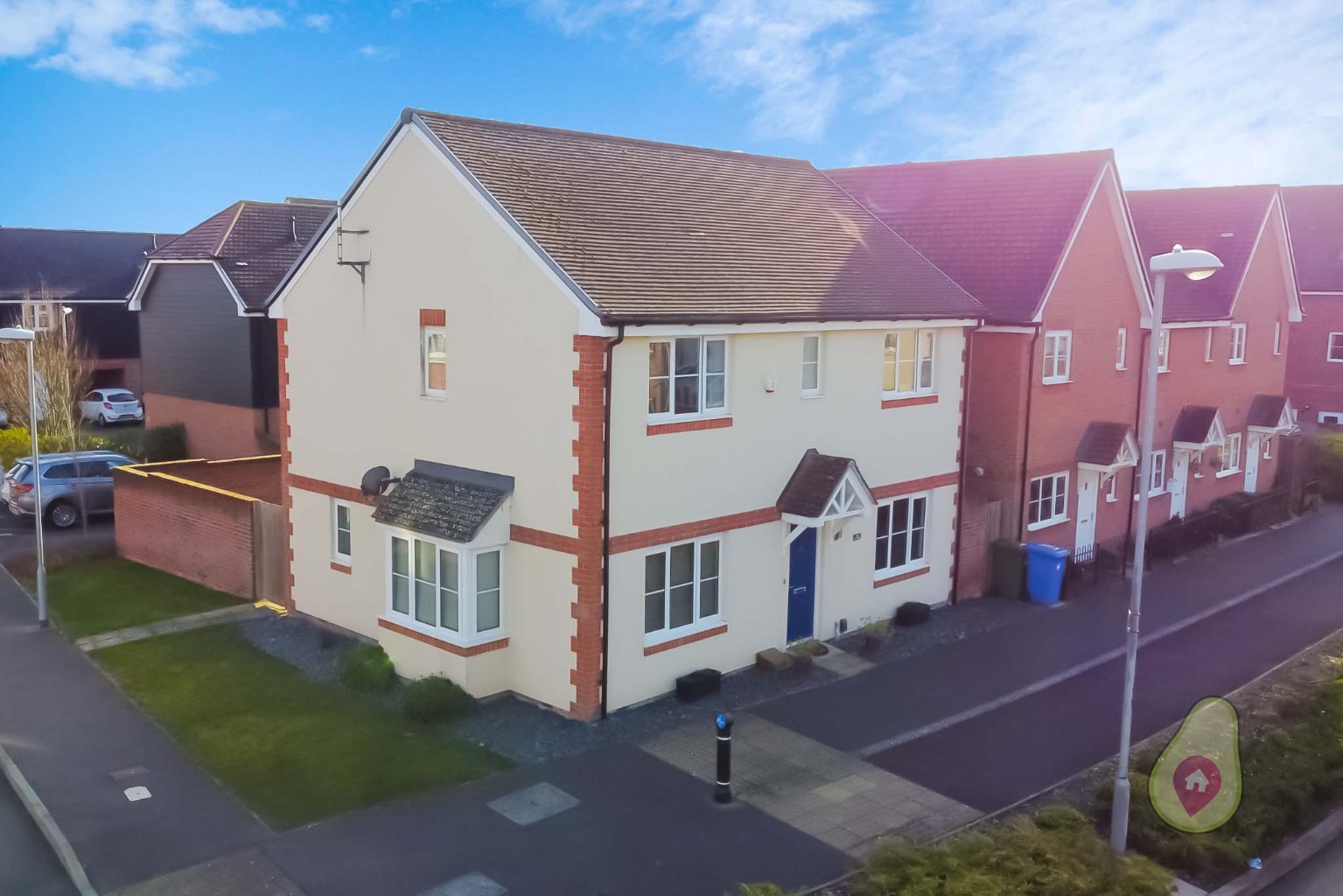 A beautifully presented detached four bedroom family home, offering flexible living spaces and generous sized rooms. The added benefit of a south facing corner plot garden, a car port and three parking spaces in total mean this one won't hang around for long.