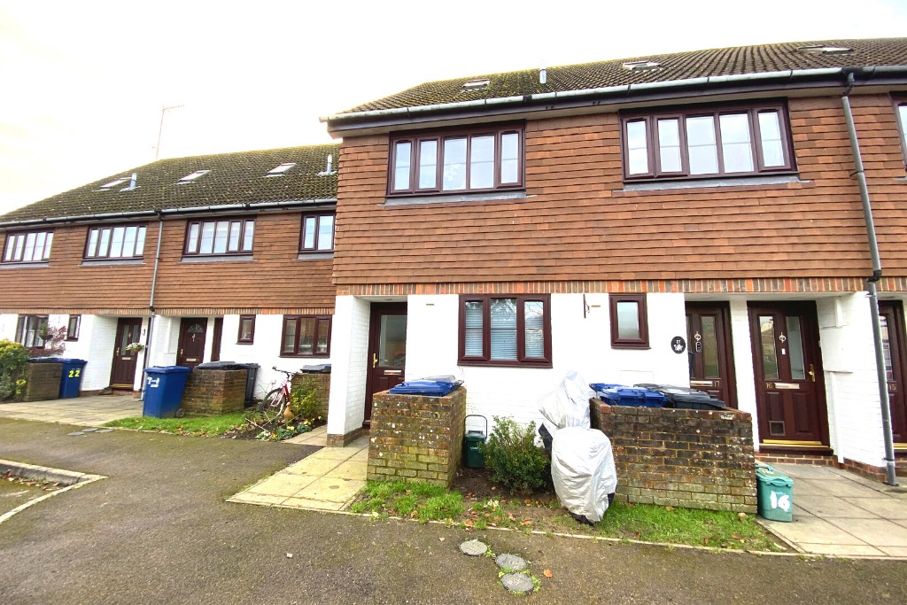 Presented to the market this spacious 1 bedroom split level maisonette located in a sought after residential location, within a moments walk from Cranleigh High Street. This property is presented in lovely condition throughout, offers a great sized lounge/dining room with Juliet balcony with views