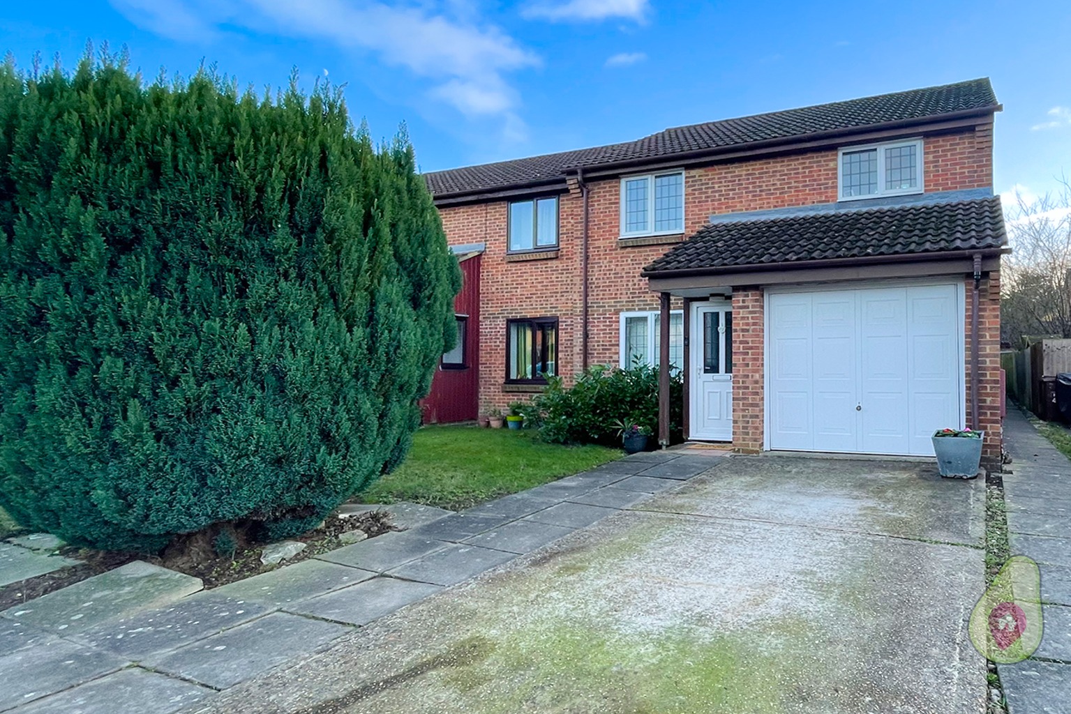 In a lovely quiet location within Forest Park, this home benefits from a good sized south facing garden. Viewings by appointment only - get in contact with us today to avoid missing out!