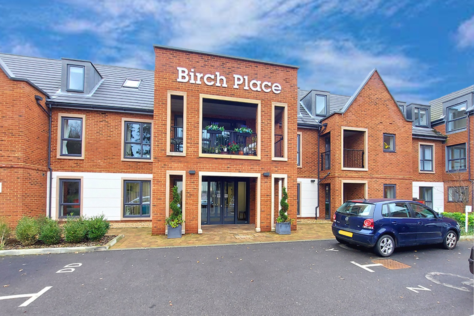 This stunning one bedroom ground floor retirement property, built by award winning developers Mcarthy & Stone, is in excellent condition throughout. Benefitting from a communal lounge, Bistro restaurant, landscaped gardens and no chain. Get in touch for your exclusive tour