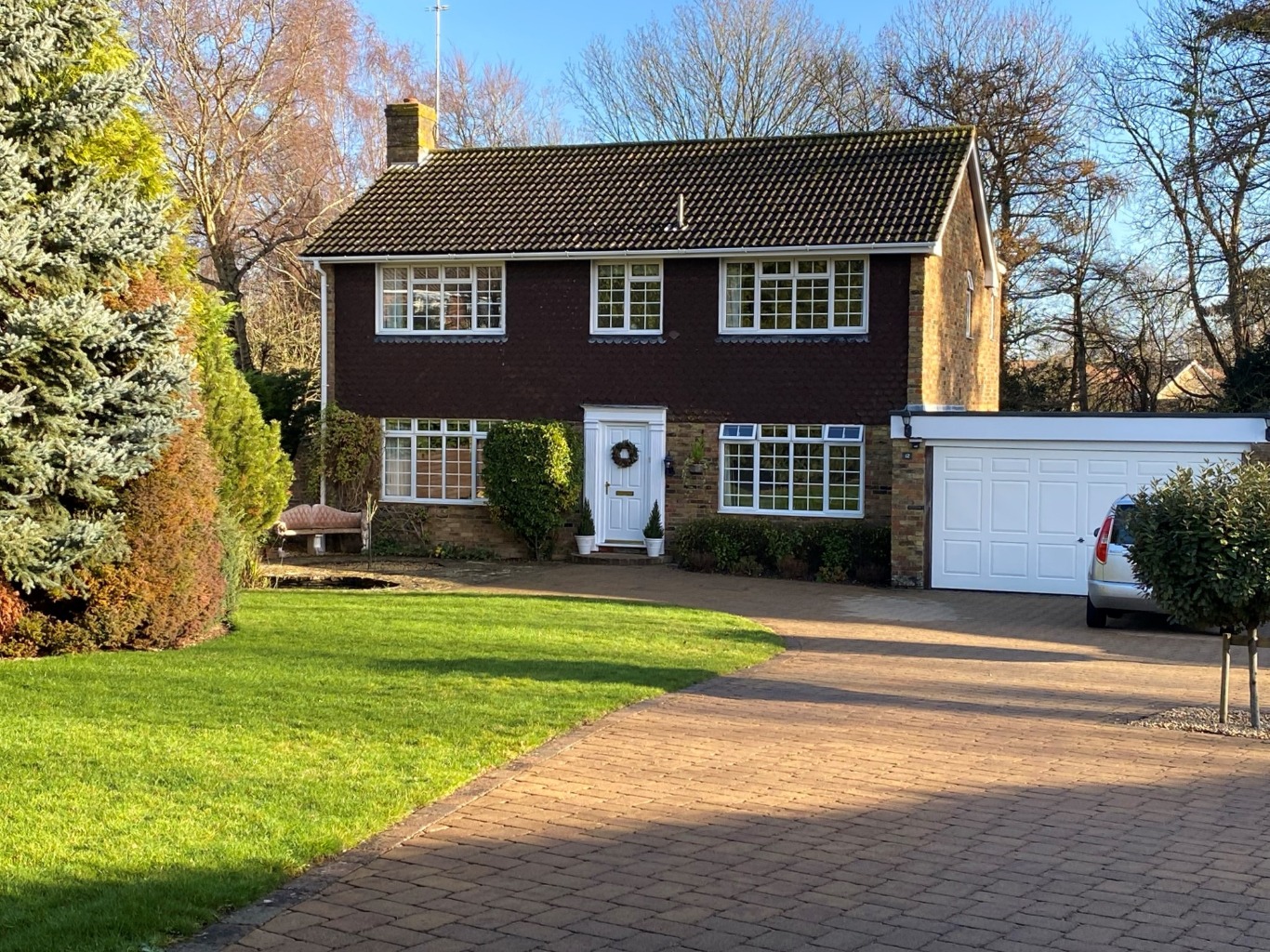 NO ONWARD CHAIN.  Here we have a beautiful detached family home which has a wealth of accommodation including an en-suite to the master bedroom, family bathroom and then downstairs can be found a large reception room, dining room and sitting room.