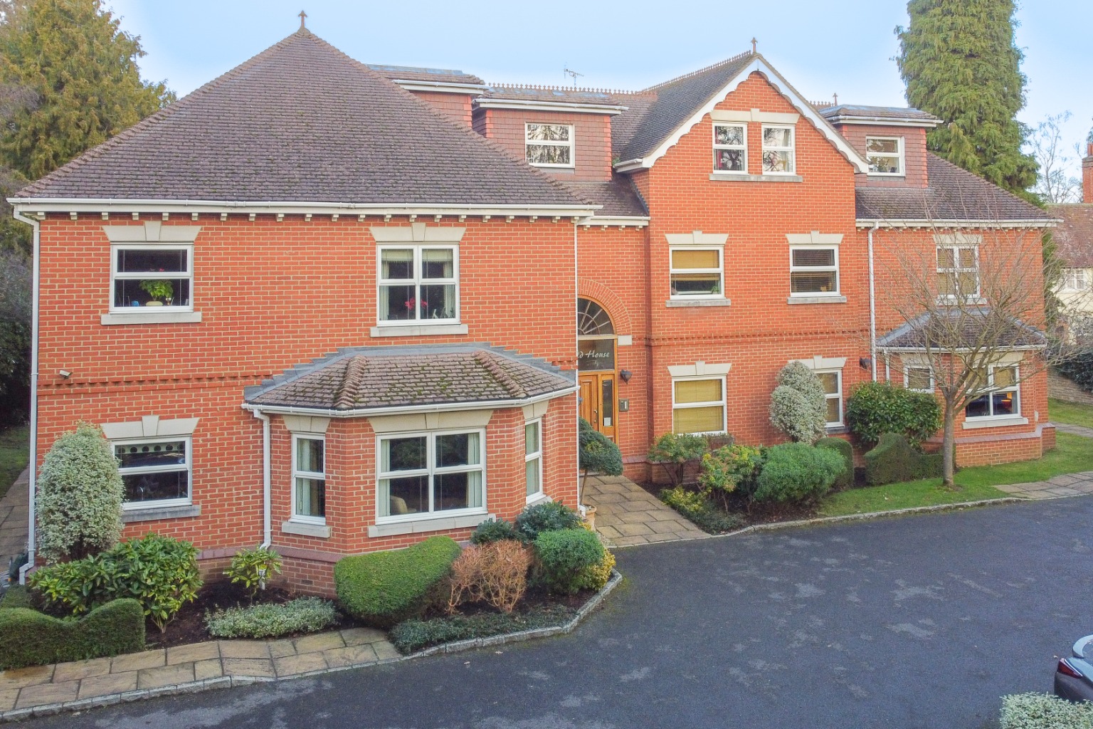 Set within enclosed grounds is this very well presented ground floor luxury apartment, with two large bedrooms, the master bedroom with an en-suite, a 19'11 x 15' living/dining room, kitchen/breakfast room with integrated appliances and granite work surfaces, offered for sale with no onward chain.