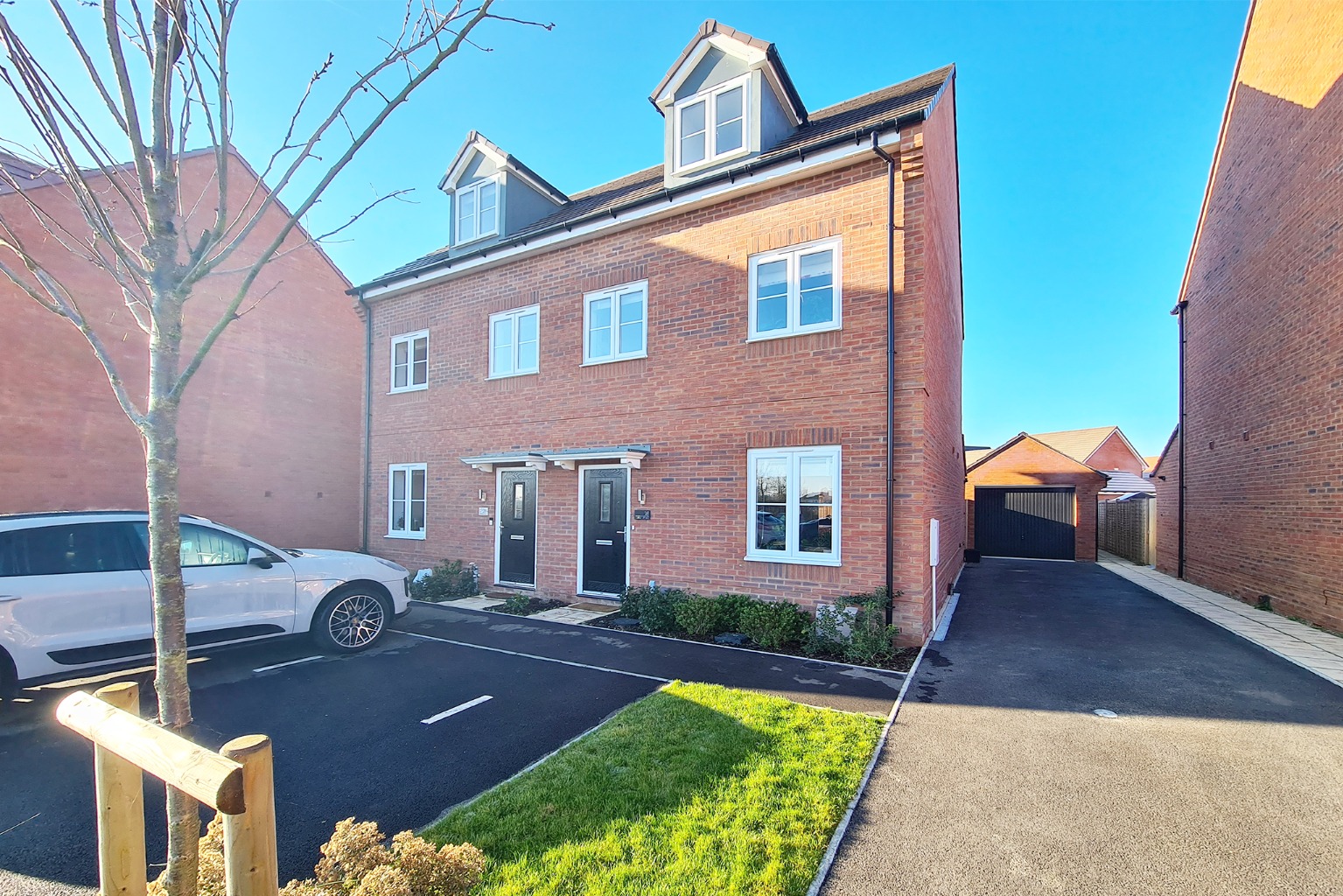 Three bedroom properties in Shinfield Meadows do not stay on the market for long! I am delighted to offer this three double bedroom town house which includes garage, drive way parking for 3 cars and two bathrooms!  The property will be available from the 14th March 2022 on an unfurnished basis.