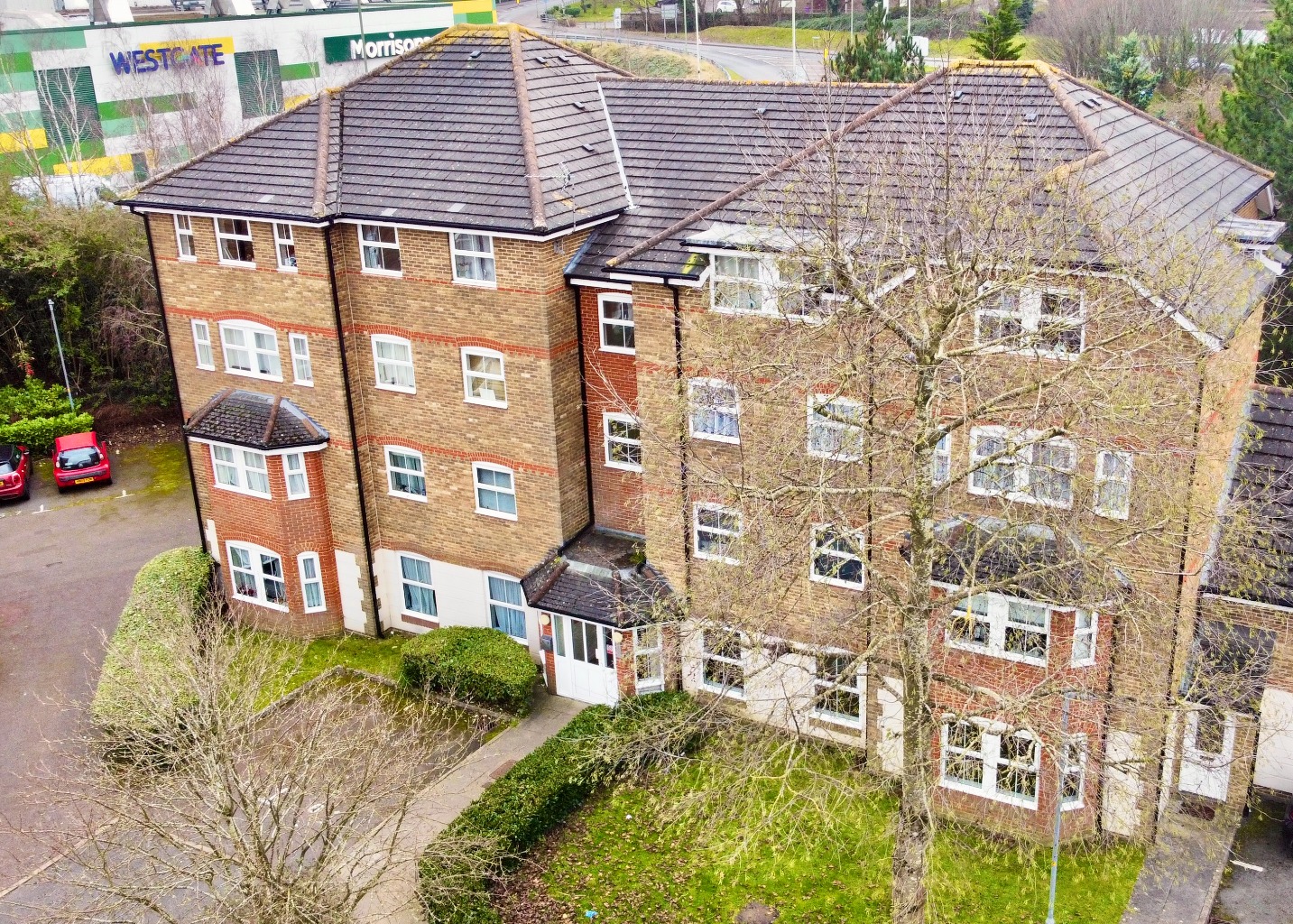 A bright and spacious two bedroom 2nd floor apartment with garden views and benefitting from a long lease of 163 years. This is perfect for first time buyers and investors for both its size and space, low charges and its central location to the town centre and easy reach to the countryside...