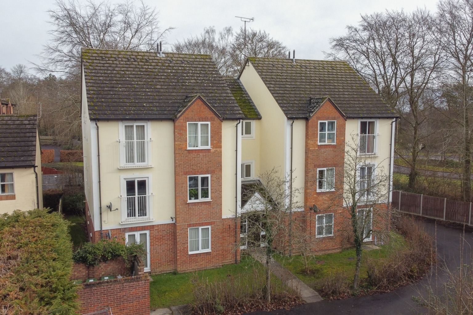 A 2nd floor apartment situated towards the end of a cul-de-sac within a short distance of local amenities, Basingstoke town centre and train station.  There is a double bedroom, bathroom and an open plan kitchen/living room with a Juliet balcony, allocated parking, and will be sold with no chain.