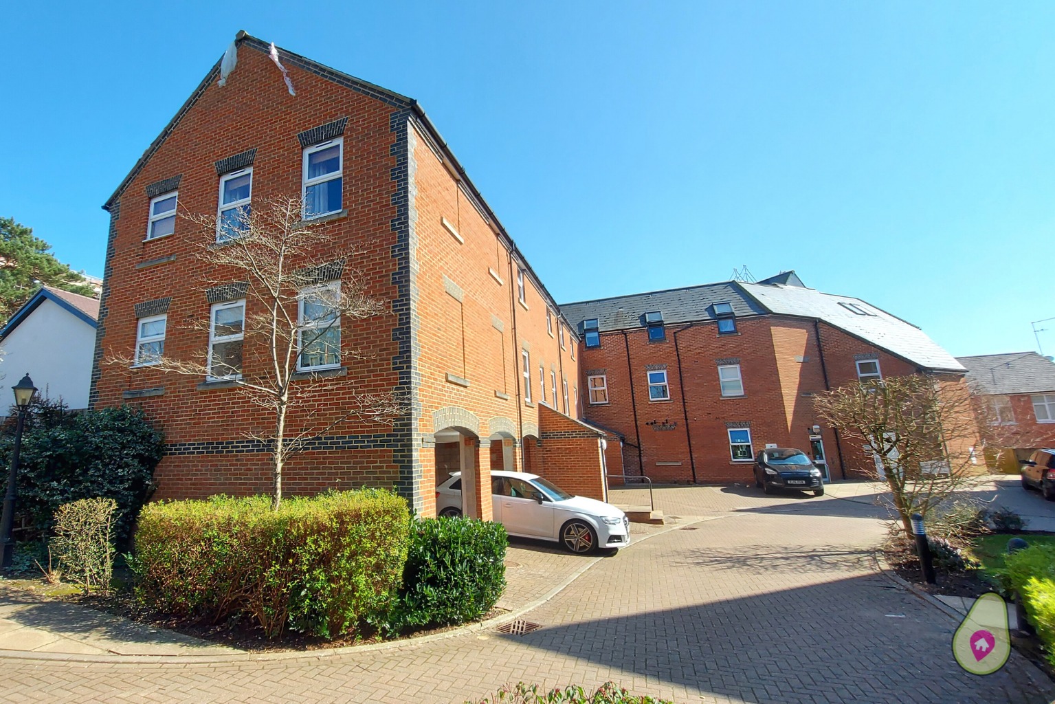This is one of the best apartments we have had! This is a large, bright property which is well located just off of Crowthorne high Street and would make a great buy for the next owner as its ready to move straight into. It also has the benefit of being offered with no chain.