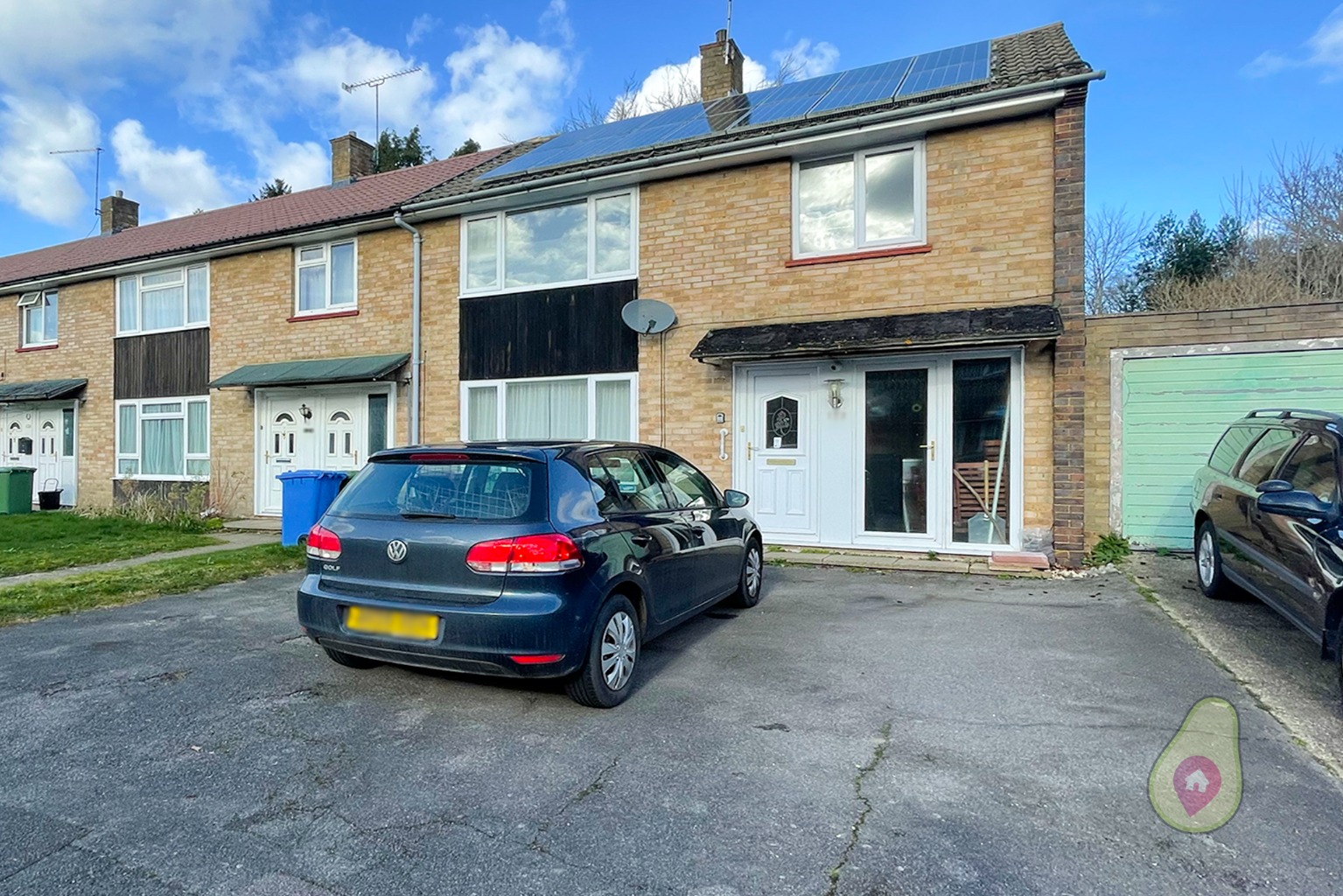 A well presented 3 bedroom home in the Harmans Water suburb of Bracknell, approximately 1 mile from The Lexicon Shopping Centre and Bracknell Train Station. Offered to the market with no onward chain and offering great potential to extend, subject to the usual planning permissions.