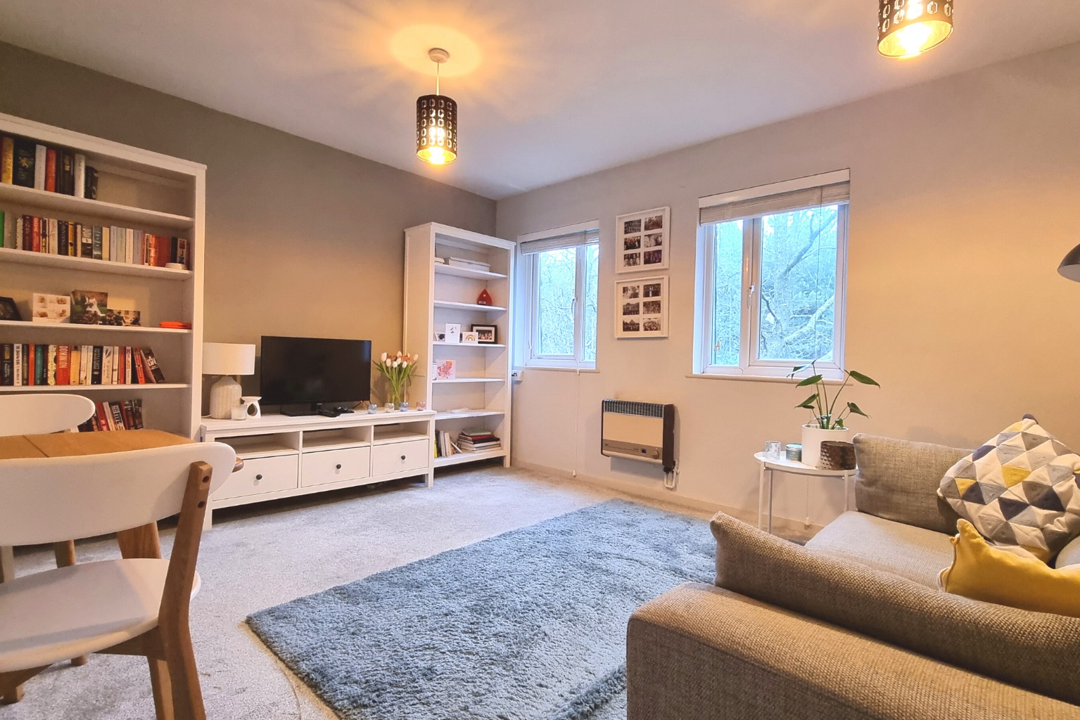 This top floor apartment offers a large double bedroom, family bathroom and a bright lounge/dining area overlooking the woodland behind. This is a great property which we believe is not to be missed.