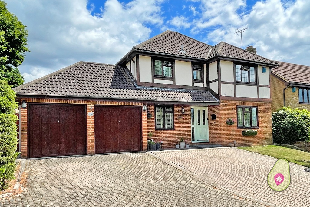 Offered with no onward chain is this beautifully presented detached family home located on a enviable estate in Finchampstead