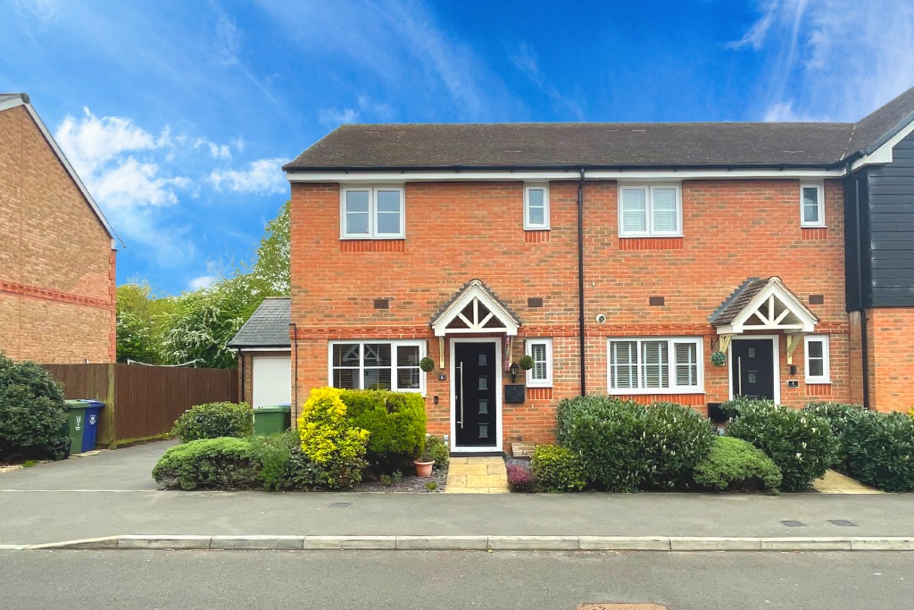 A beautifully presented home in arguably one of the best roads within Jennett's Park, three bedrooms with and en-suite to the Master are perfectly balanced by extended downstairs accommodation. * Sold Prior To Marketing *