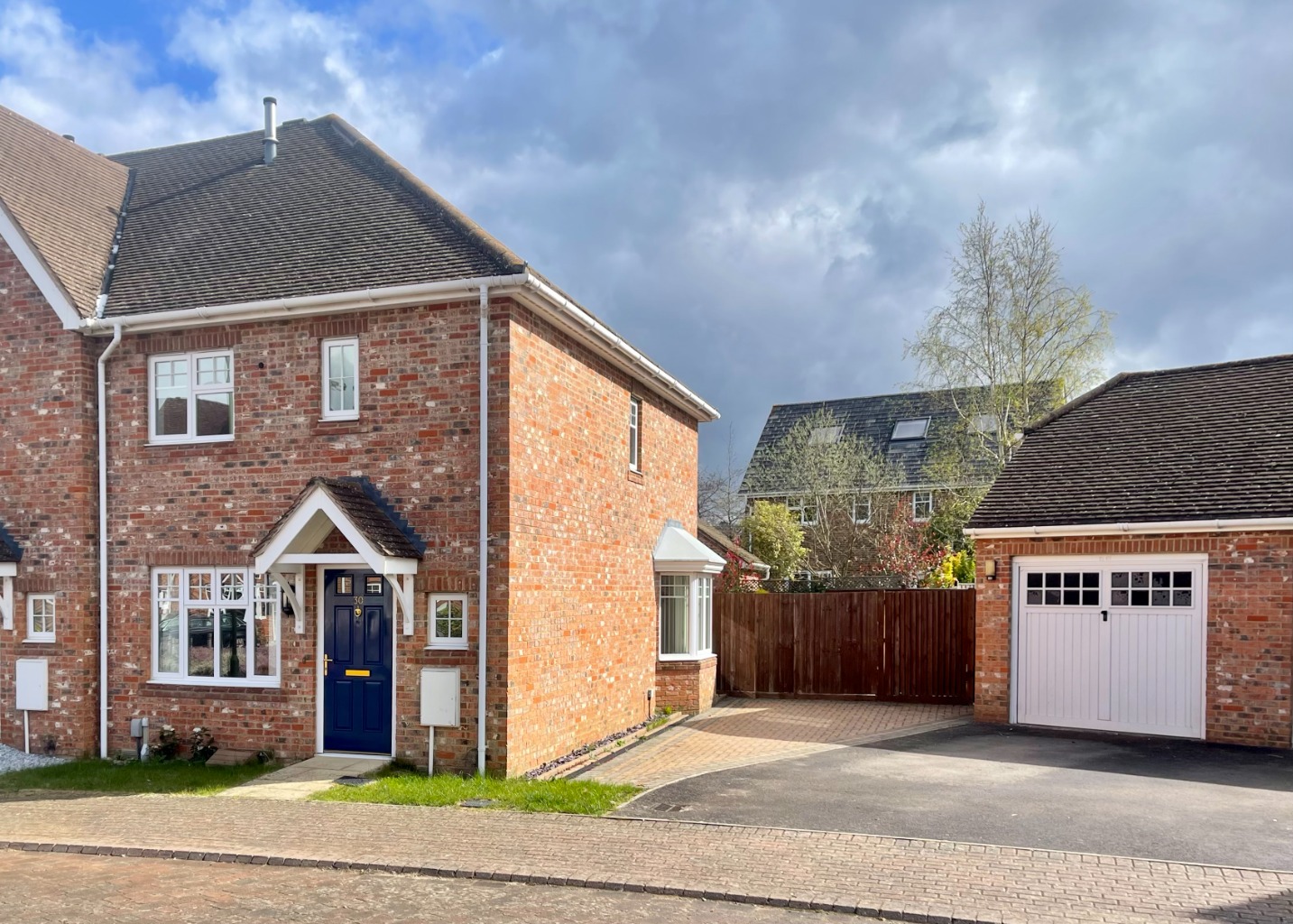 Offered with no onward chain! Located on the popular Elvetham Heath development is this well presented three bedroom family home set in the desirable Marrow Meade, being very close by to the nature reserve.