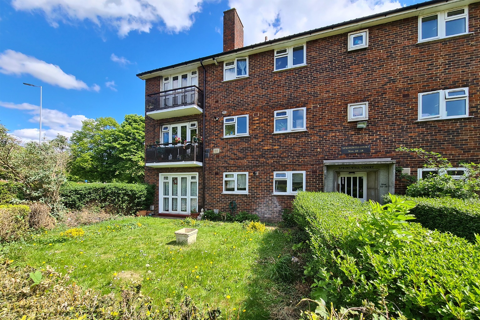 Check out this two double bedroom apartment with it own private garden. Being sold with no onwards chain or tenants in situ, this apartment would make an ideal purchase for any first time buyers or investors
